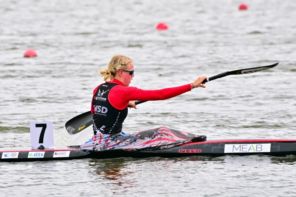 Kanutin des KC Potsdam im Boot nach dem Zieleinlauf bei der Großen Brandenburger Regatta 2026