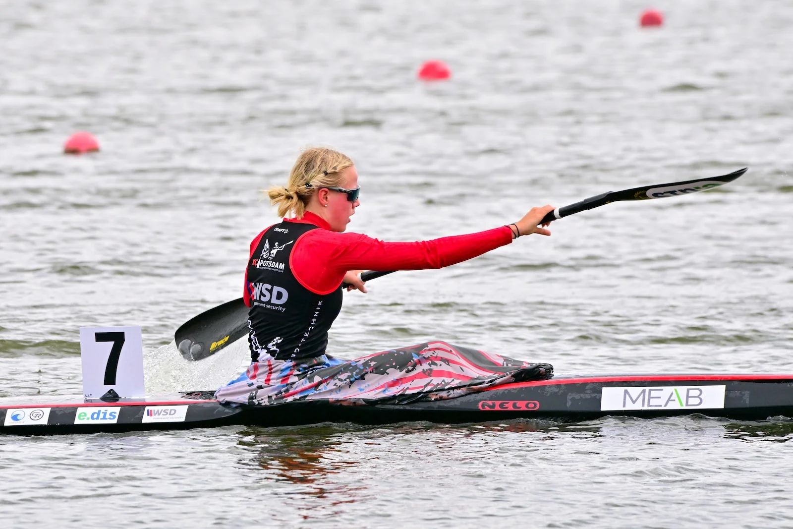 Kanutin des KC Potsdam im Boot nach dem Zieleinlauf bei der Großen Brandenburger Regatta 2026