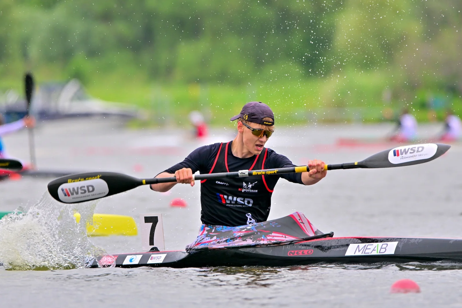 Kanute des KC Potsdam im Rennen, Nahaufnahme mit Gischt, Große Brandenburger Regatta 2026