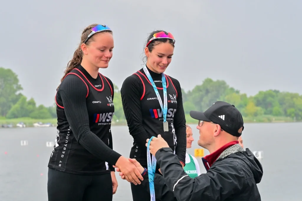 Gratulation bei der Siegerehrung, zwei Athletinnen des KC Potsdam, Große Brandenburger Regatta 2026