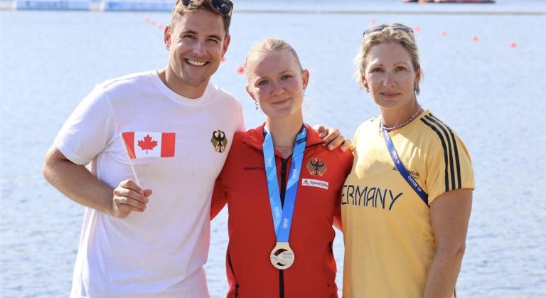 Lykka Strobel mit ihren Trainern Dominik Ziegler und Katrin Wagner-Augustin