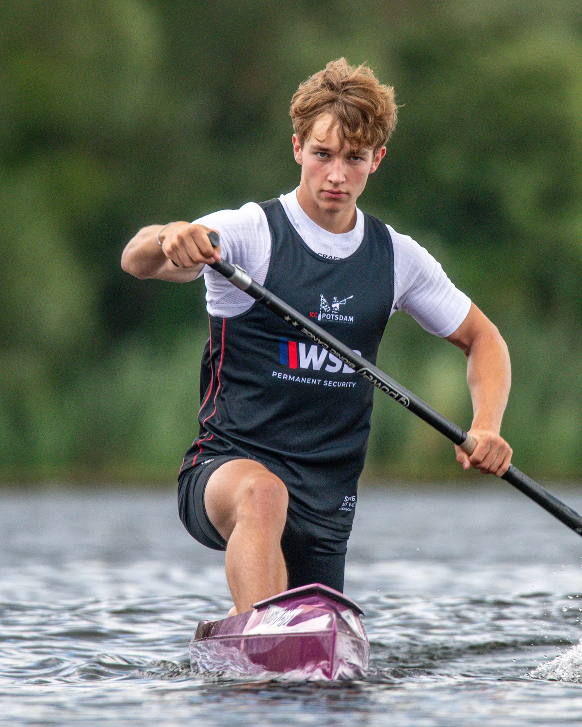 Florin Bange im Einer-Canadier auf dem Wasser, Aufnahme vor der WM Mailand 2025