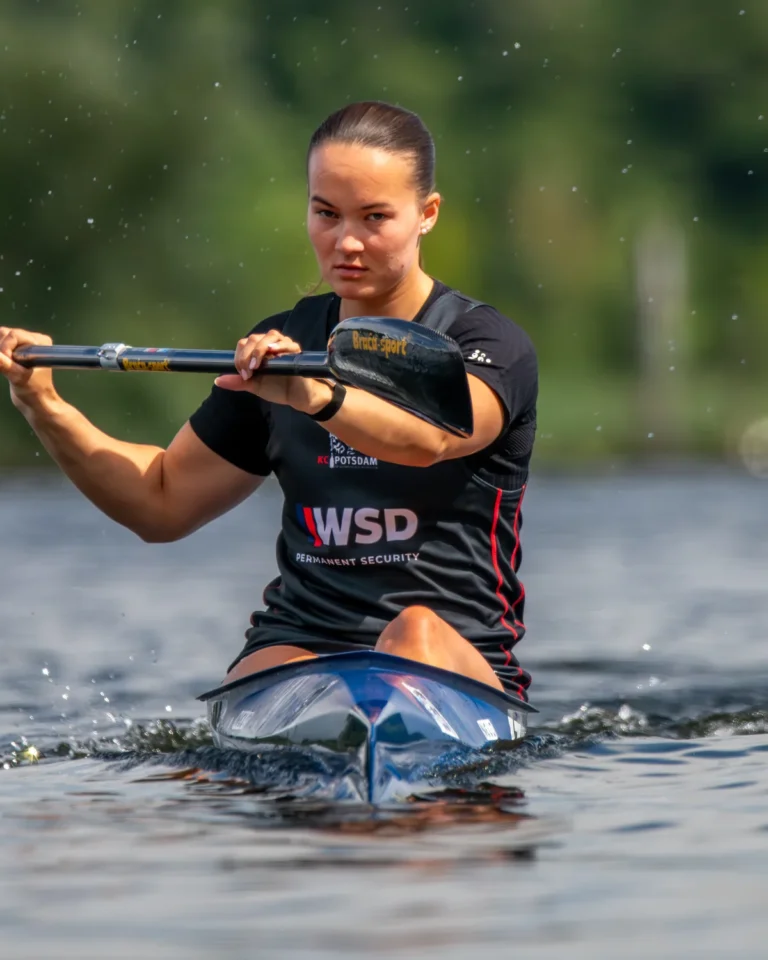 Estella Damm im Einer-Kajak auf dem Wasser, Aufnahme vor der WM Mailand 2025