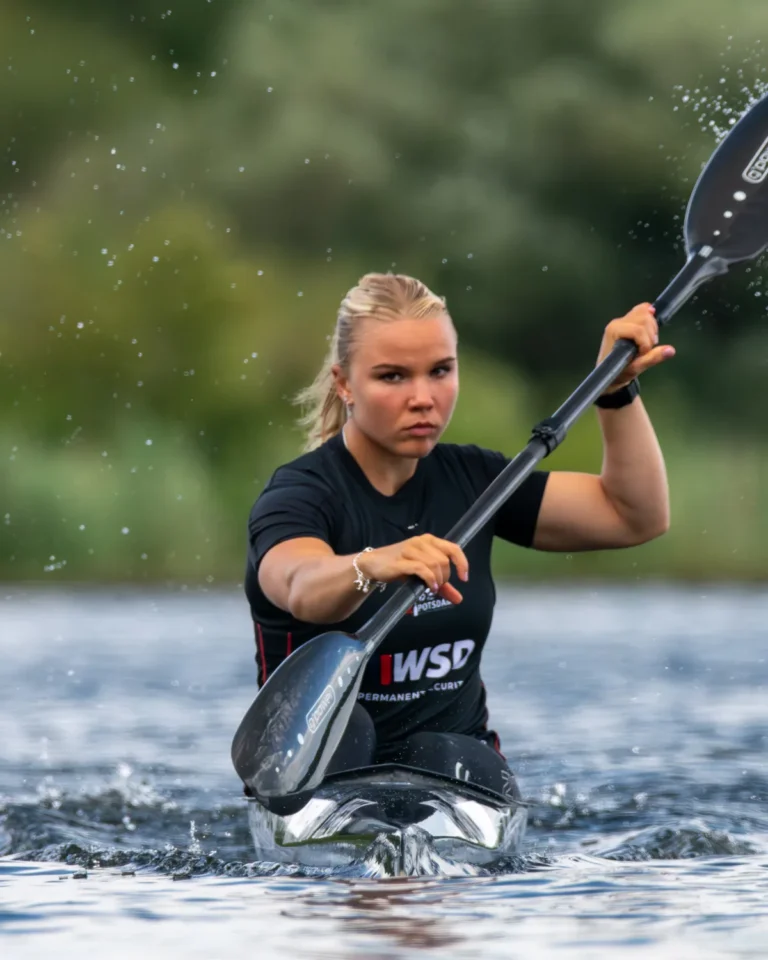 Katharina Diederichs im Einer-Kajak auf dem Wasser, Aufnahme vor der WM Mailand 2025