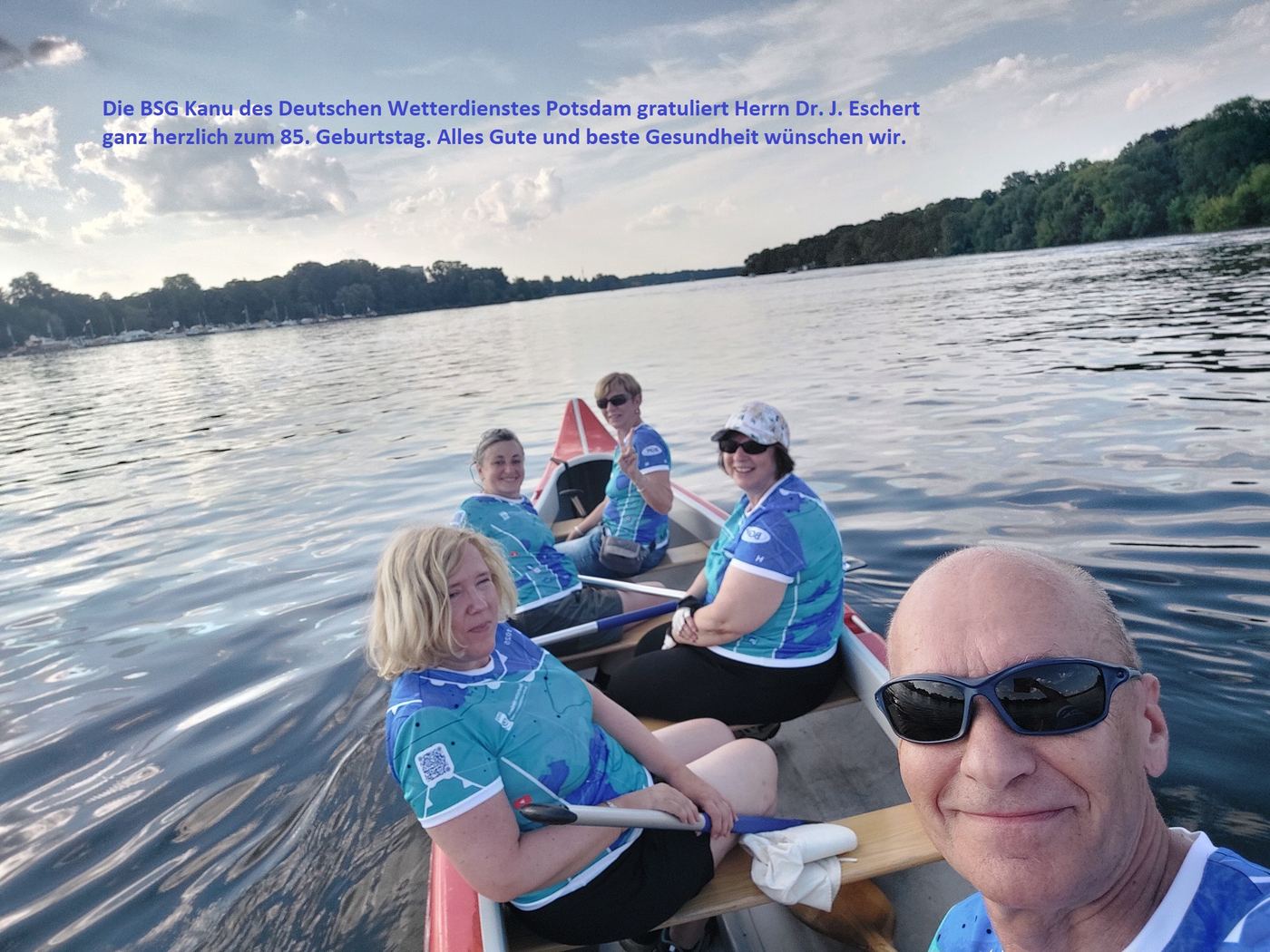 Vier Kanutinnen und ein Kanute der BSG Kanu des Deutschen Wetterdienstes Potsdam in einem Canadier auf dem Wasser