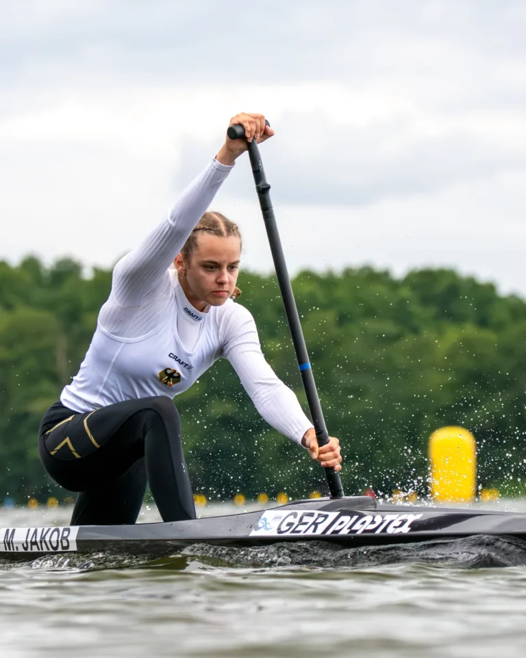 Maike Jakob im Einer-Canadier auf dem Wasser, Aufnahme vor der WM Mailand 2025