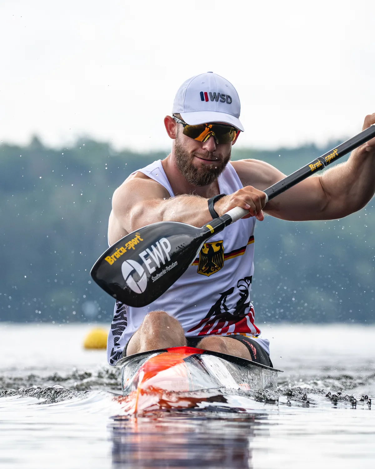 Max Lemke im Einer-Kajak auf dem Wasser, Aufnahme vor der WM Mailand 2025