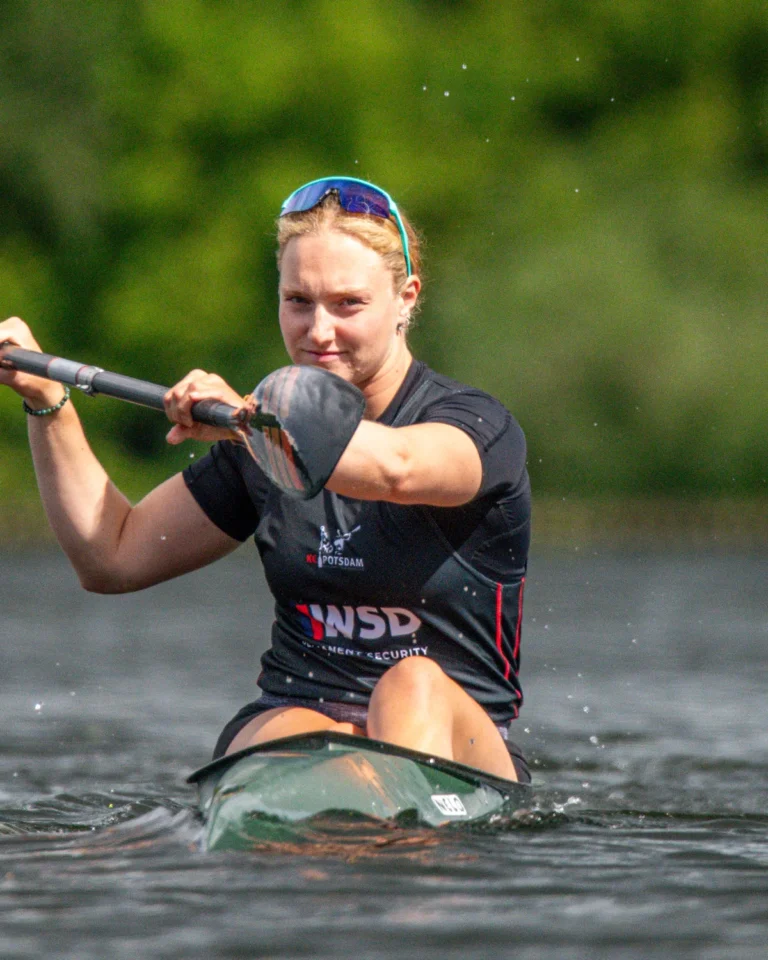 Hannah Spielhagen im Einer-Kajak auf dem Wasser, Aufnahme vor der WM Mailand 2025