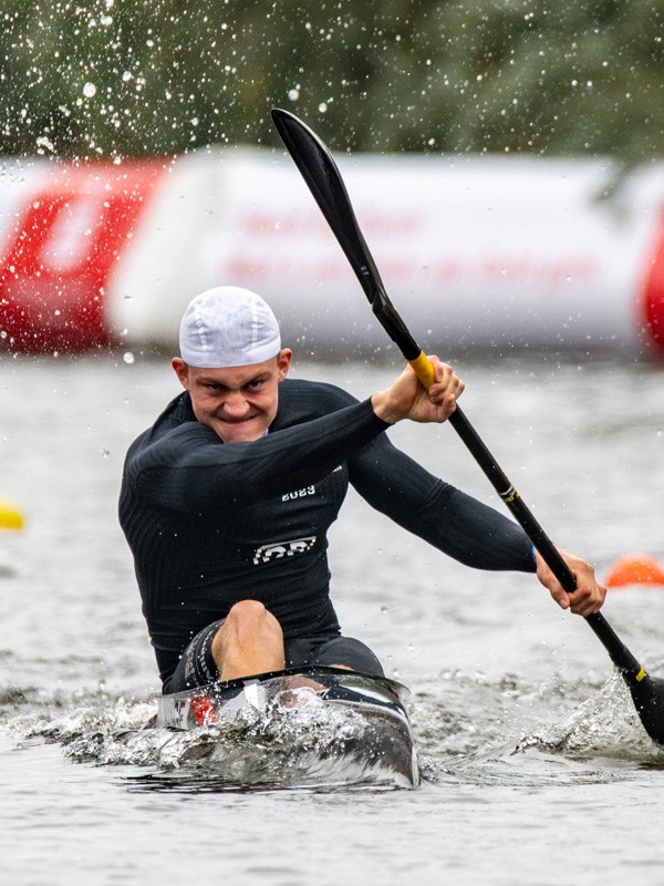 Linus Bange im K1 in voller Renn-Aktion