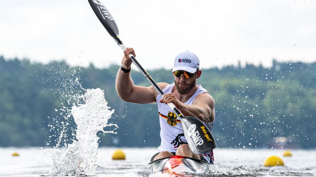 Max Lemke im K1 mit WSD-Cap in voller Renn-Aktion