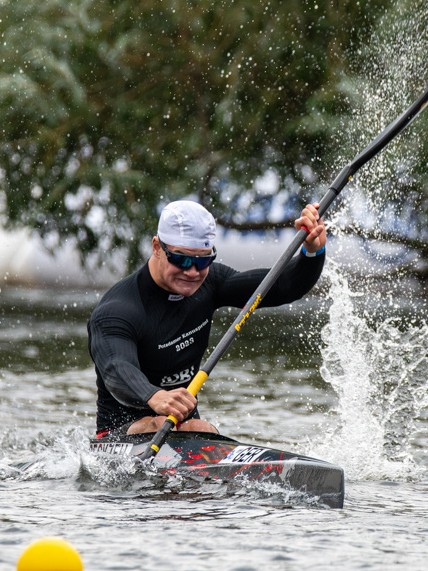 Leon Reckzeh im K1 in voller Renn-Aktion