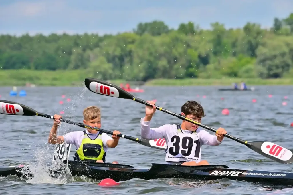 Zwei Nachwuchskanuten im Zweier-Kajak beim Rennen auf dem Wasser