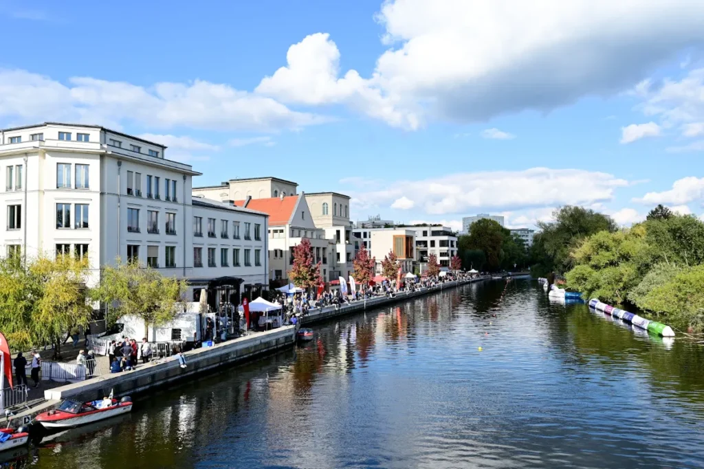 Blick über die Alte Fahrt mit Zuschauern am Ufer beim Potsdamer Kanusprint 2025