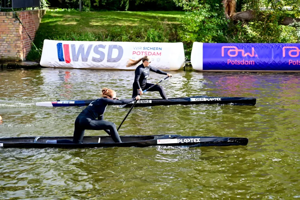 Zwei Canadier-Einer der Damen im Parallelsprint auf der Alten Fahrt