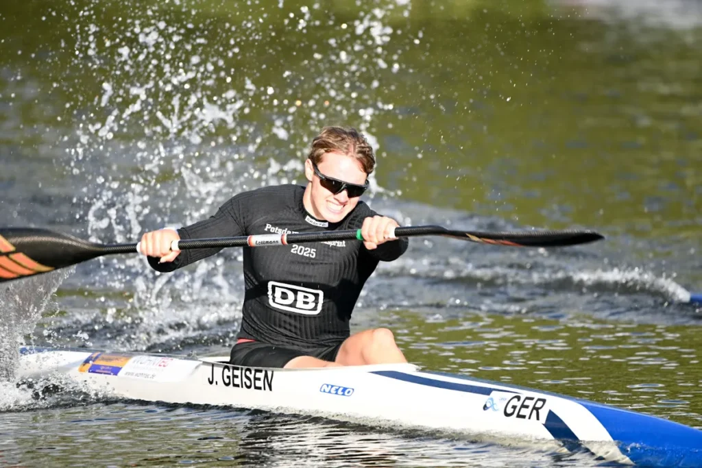 Einer-Kajak auf der Zielgeraden des Potsdamer Kanusprints 2025