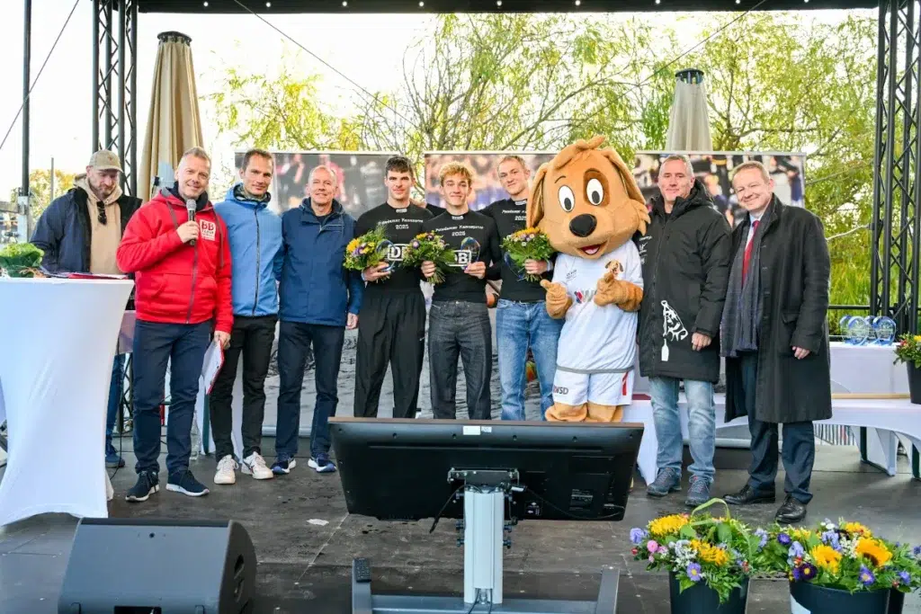 Das Maskottchen im WSD-Trikot auf der Bühne neben der Moderation von BB Radio