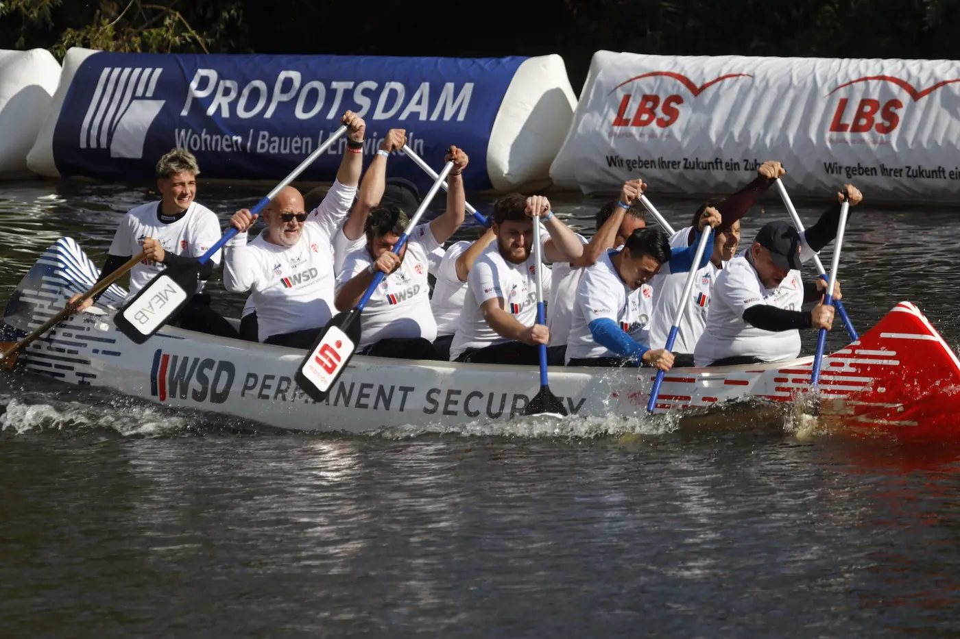 Sponsorenteam im WSD-Drachenboot beim Potsdamer Kanusprint