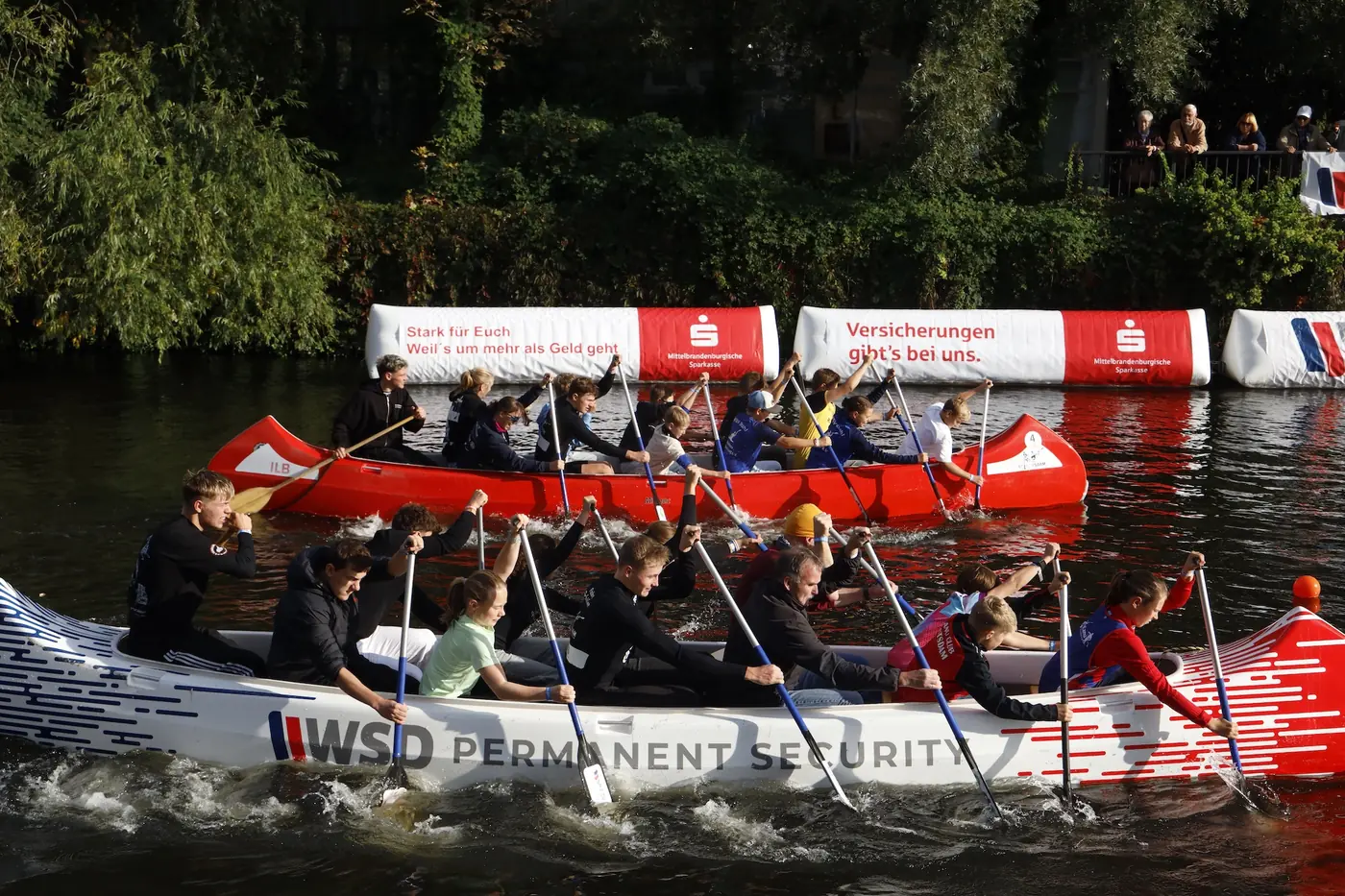 Zwei Drachenboote Bahn an Bahn beim Potsdamer Kanusprint