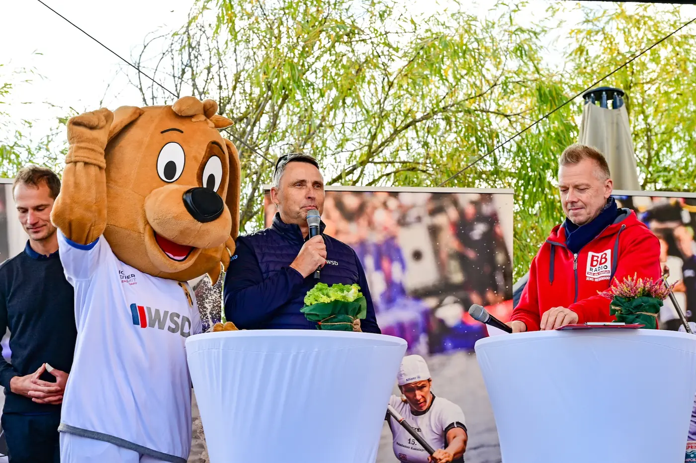 Moderation auf der Bühne des Potsdamer Kanusprints mit Maskottchen und BB Radio