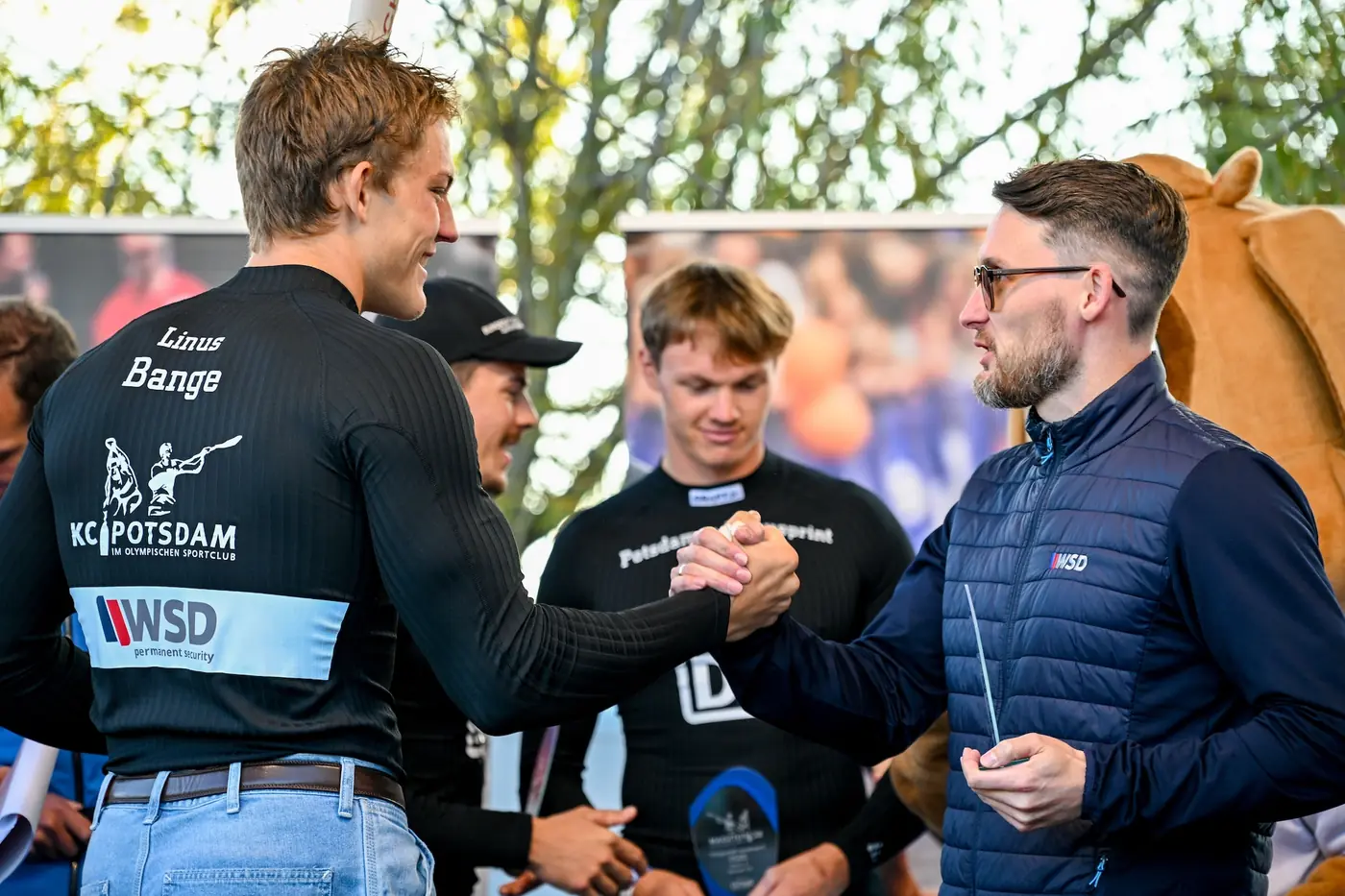 Handschlag bei der Siegerehrung des Potsdamer Kanusprints, Aktiver des KC Potsdam und Vertreter von WSD
