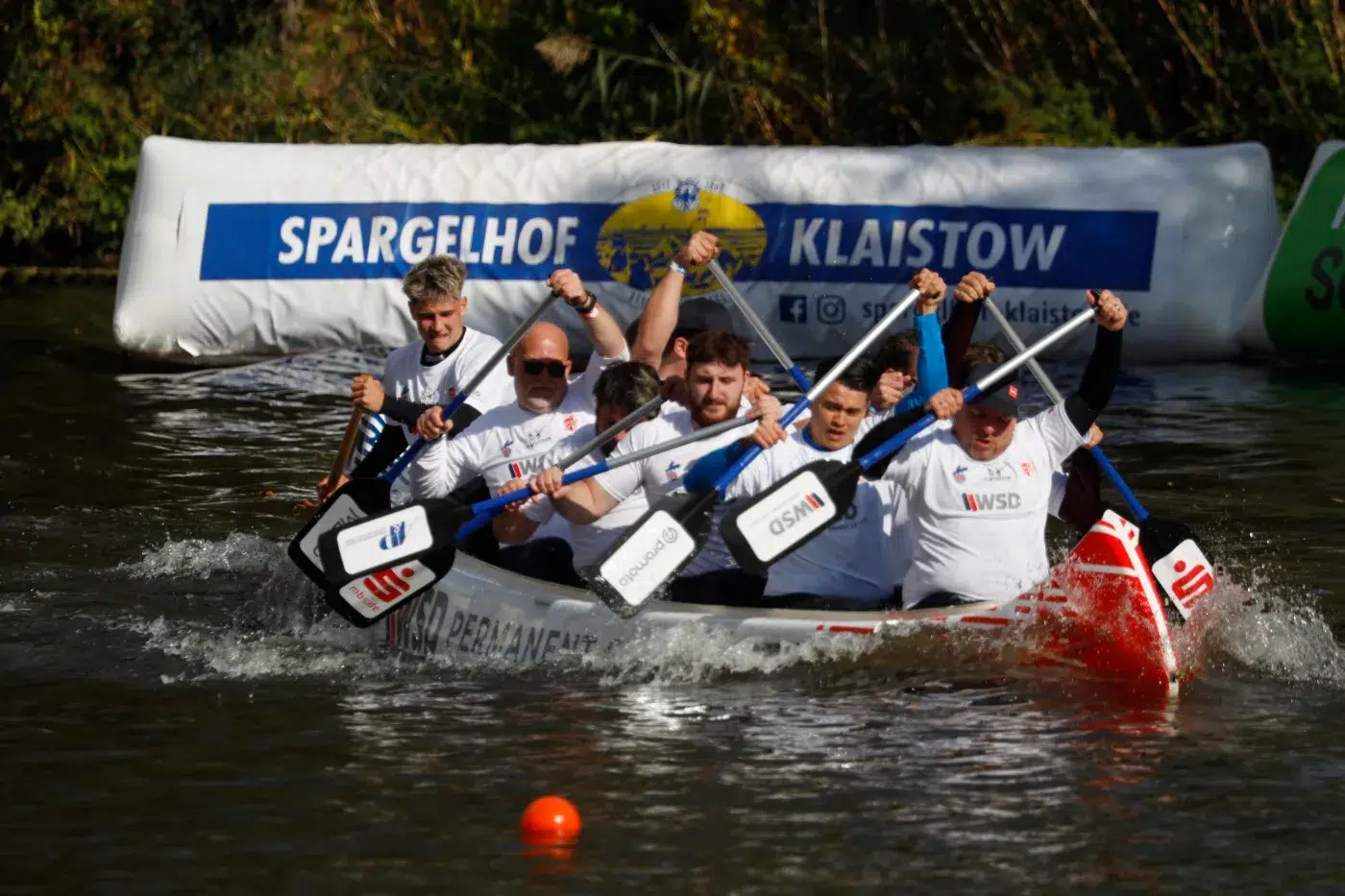 Teamboot bei der Zieleinfahrt