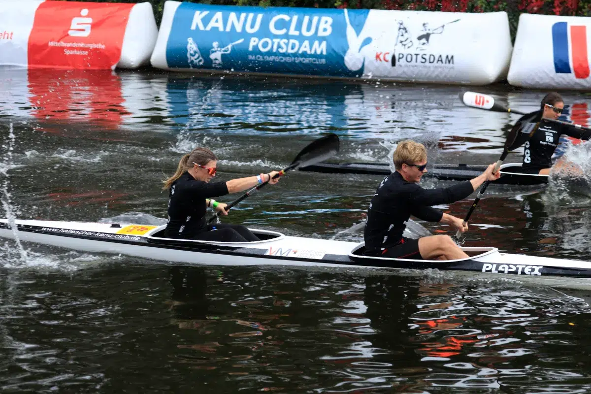 Parakanu-Rennen: Kajaks Seite an Seite vor Banden des Kanu Club Potsdam