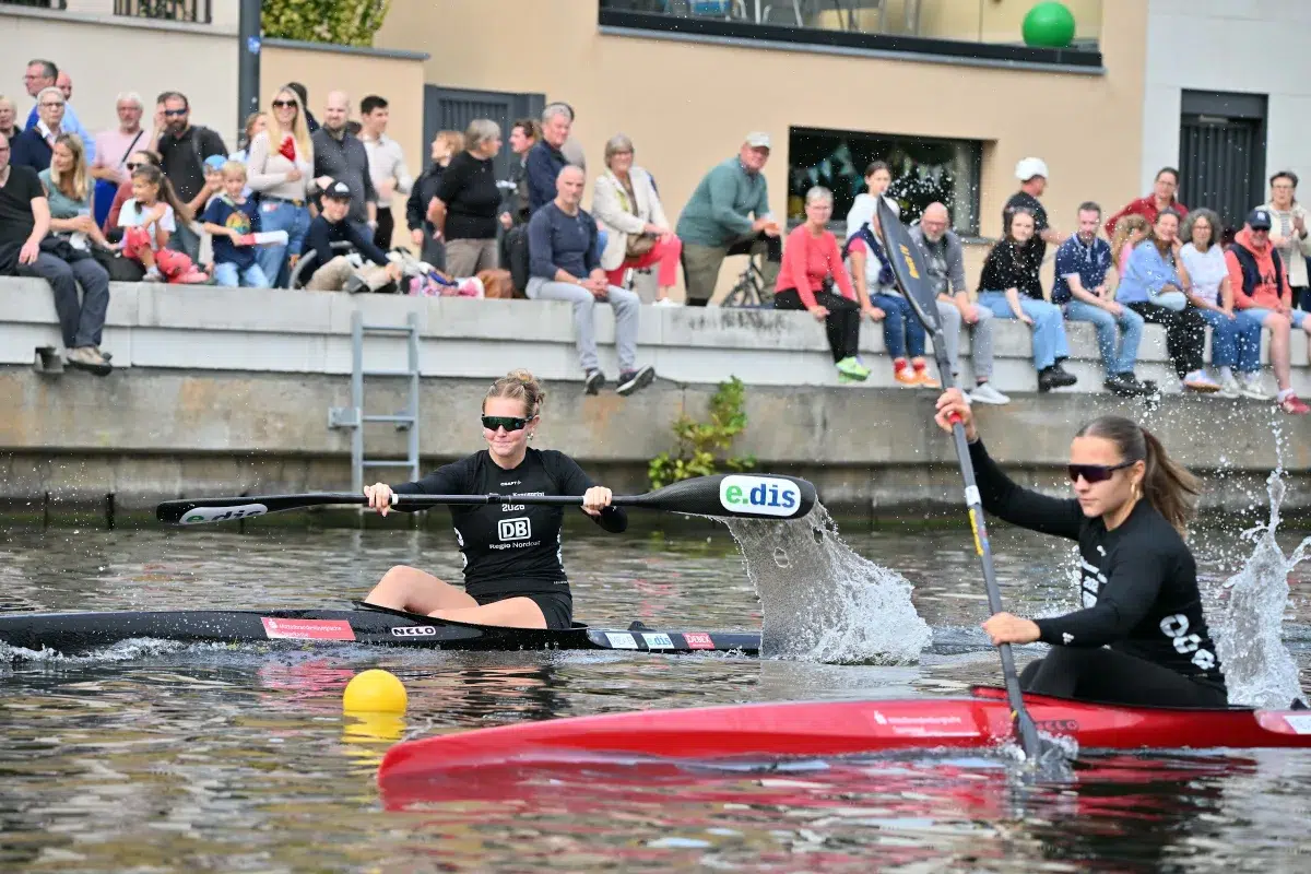 Zwei Boote im Rennen vor dem Publikum am Ufer