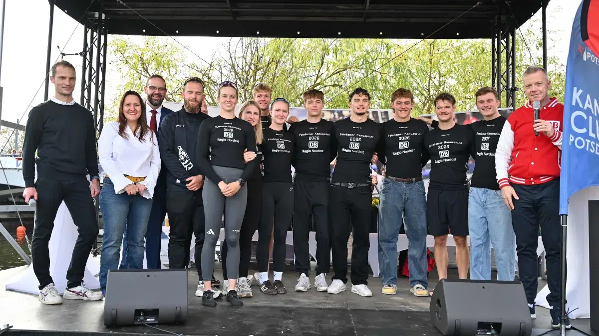 Gruppenfoto der Athletinnen und Athleten auf der Bühne beim Kanusprint